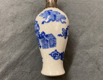 Trois vases et une th&eacute;i&egrave;re en porcelaine de Chine en bleu et blanc aux montures en argent, Kangxi